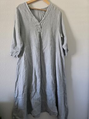 Relaxed V-Neck Linen Midi Dress in Light Gray
